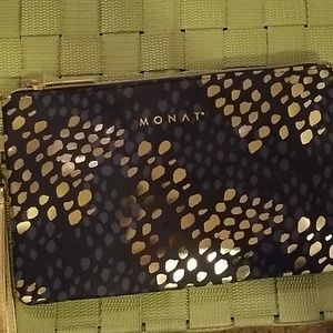 Monat clutch with charger